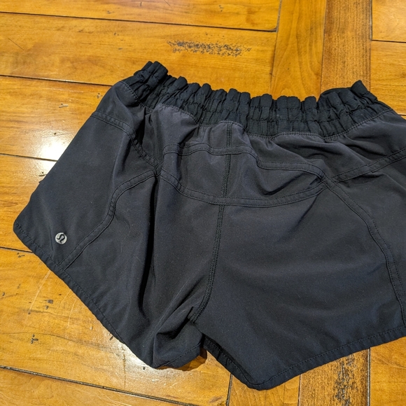 Lululemon Size 8 low rise shorts - Picture 4 of 5